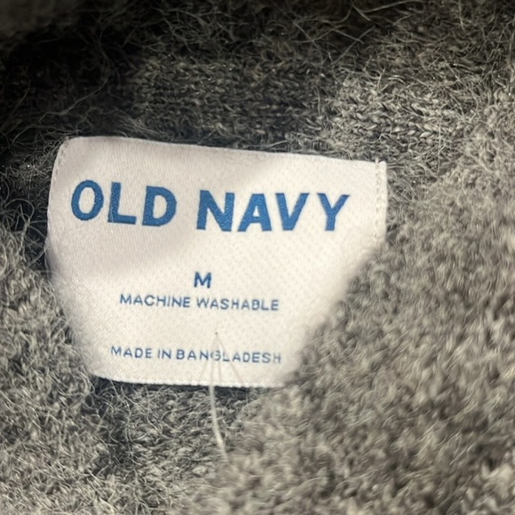 NWT Old Navy women’s hooded sweater with kangaroo pocket size medium. - Picture 6 of 10